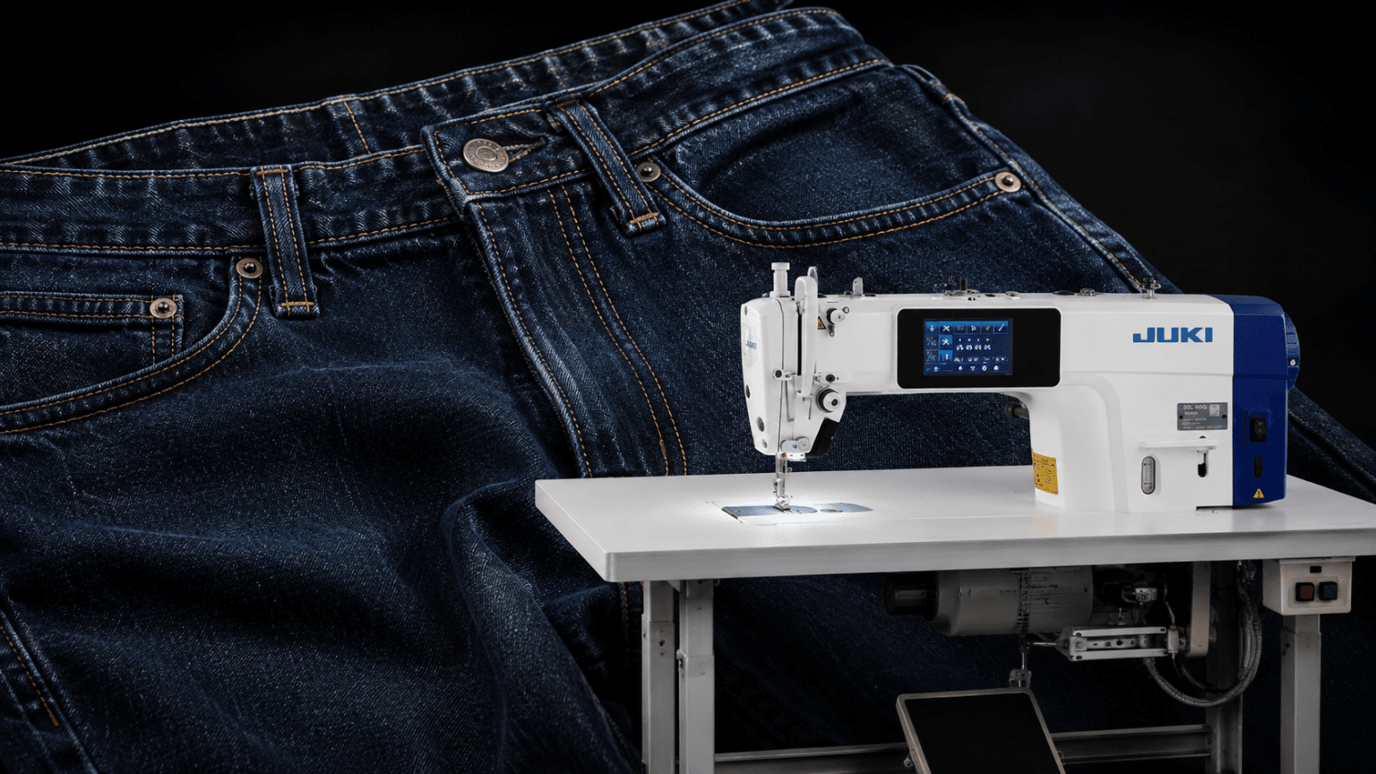 Juki DDL-8000 cosiendo denim