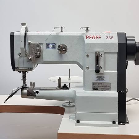 PFAFF 335 de brazo cilíndrico cosiendo una pieza de cuero para bolsos