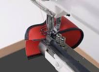 PFAFF 335 equipada para ribetear una pieza de bolso