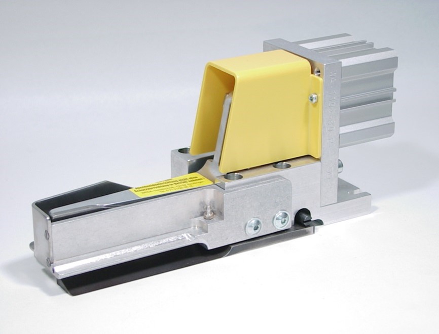 Cortacintas neumático WEDA WA-1102 montado en una máquina de coser