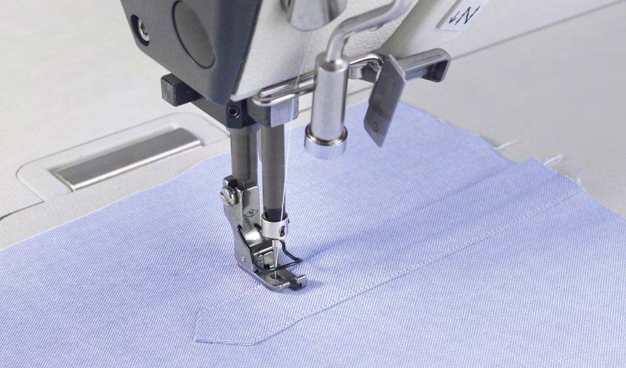 Recta con sensor cosiendo la abertura de la manga de una camisa