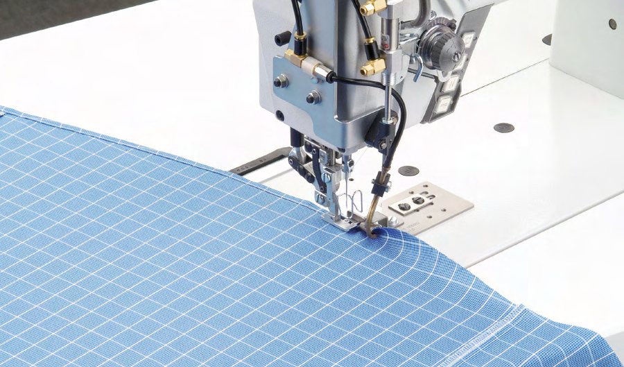 Recta con dobladillador cosiendo el bajo curvo de una camisa