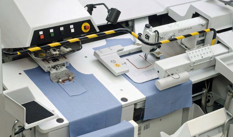 Unidad automática que dobla y cose el bolsillo de pecho de una camisa