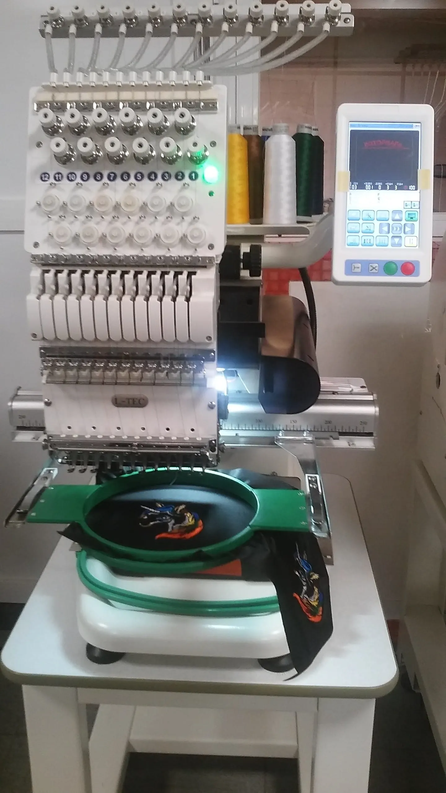 Máquina de bordar industrial bordando una pieza