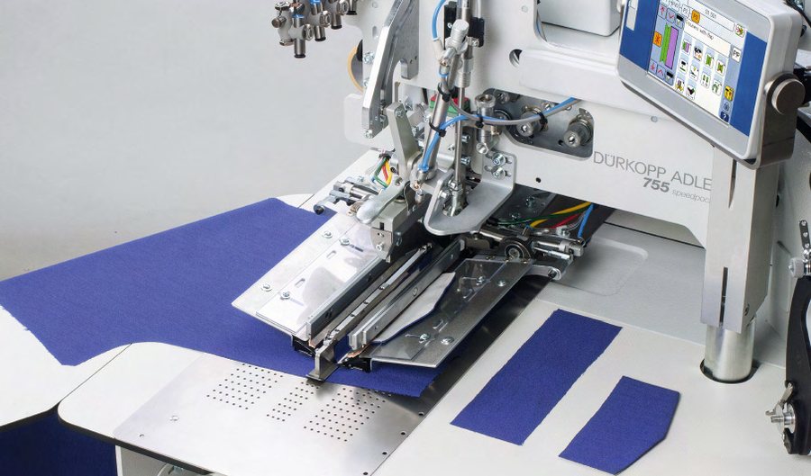 Unidad automática Dürkopp Adler cosiendo un bolsillo de vivo