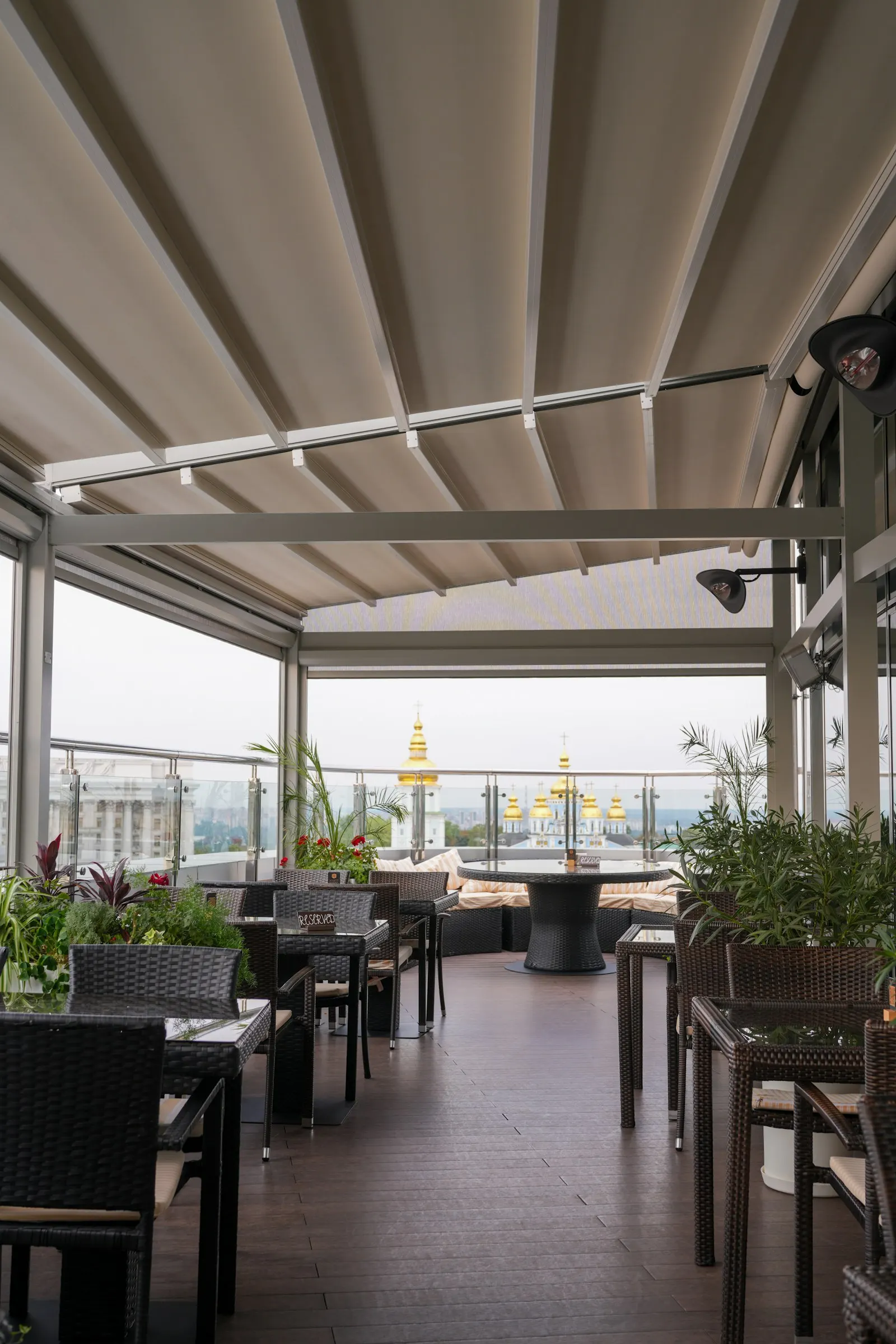Pérgola con techo de lona en una terraza