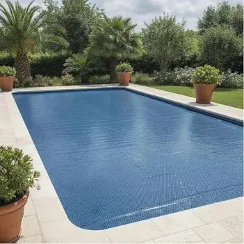 Piscina cubierta con manta térmica de burbujas