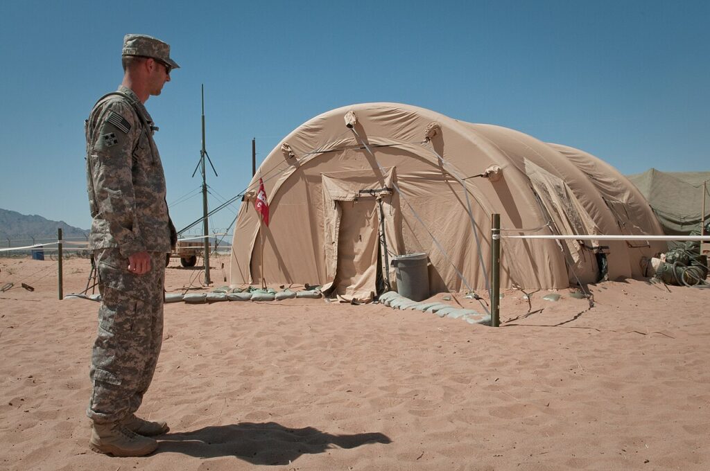 Tienda de campaña militar de lona montada en el desierto